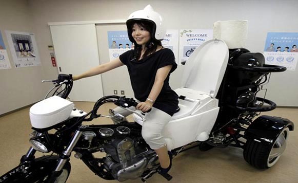 Motocicleta que funciona con material fecal (por Iohanna Küppers)