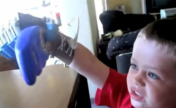 Hacen prótesis de una mano robot para niño de 5 años (por Manuel Cosío)