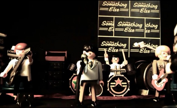 Transmission de Joy Division tocado por muñecos Play Mobil